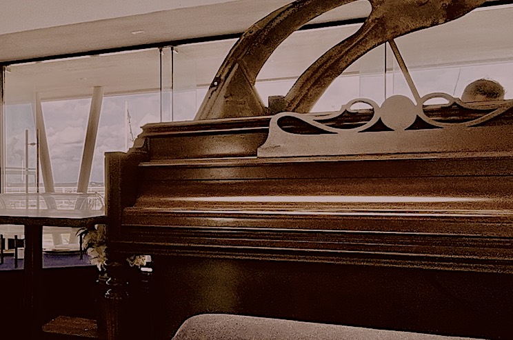 ビンタン島のドゥロス・フォス・ザ・シップホテルの1940年に製造された木製ピアノ