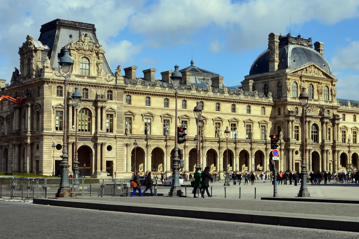パリ観光で欠かせないルーブル美術館