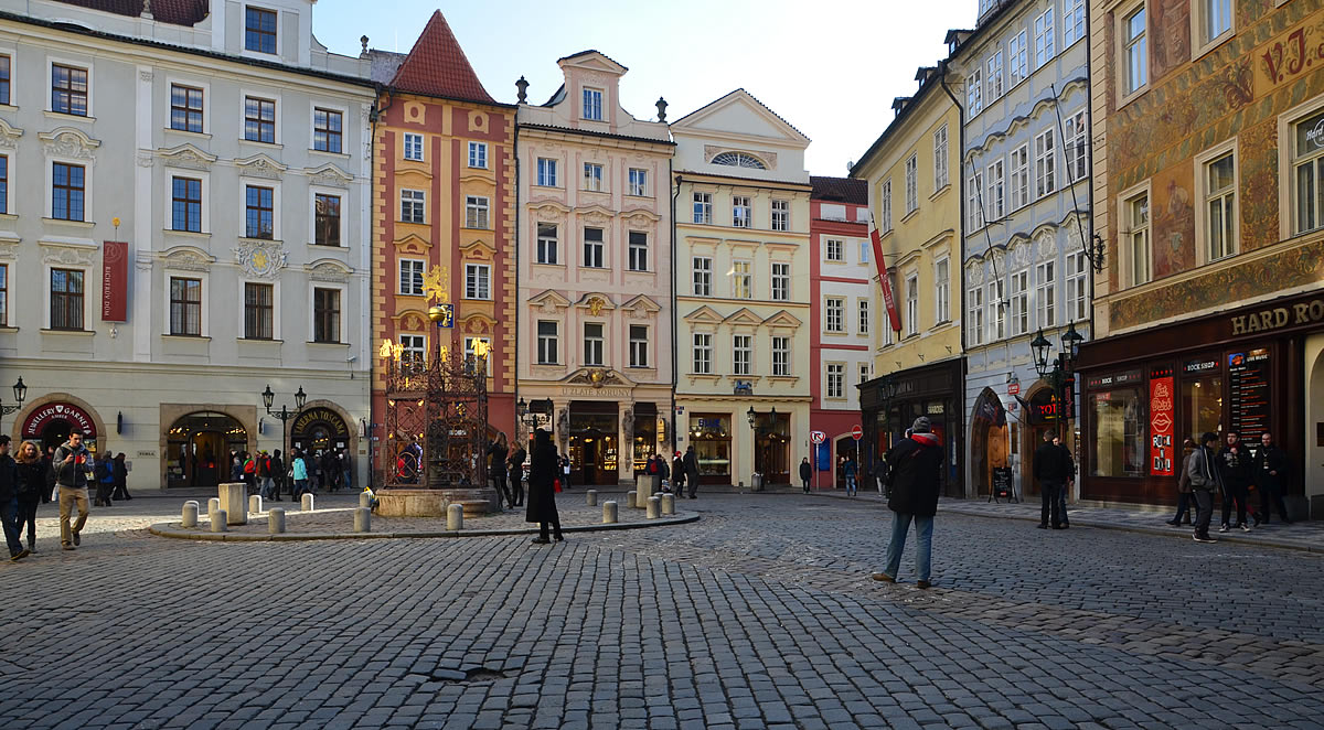 ティーン教会、ミクラーシュ教会などのあるプラハ旧市街広場