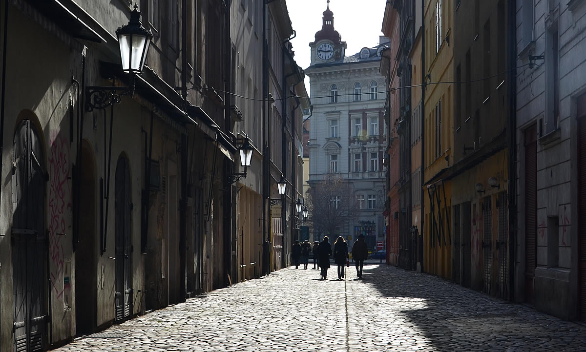チェコ・プラハ旧市街方面へ向かう石畳の通り