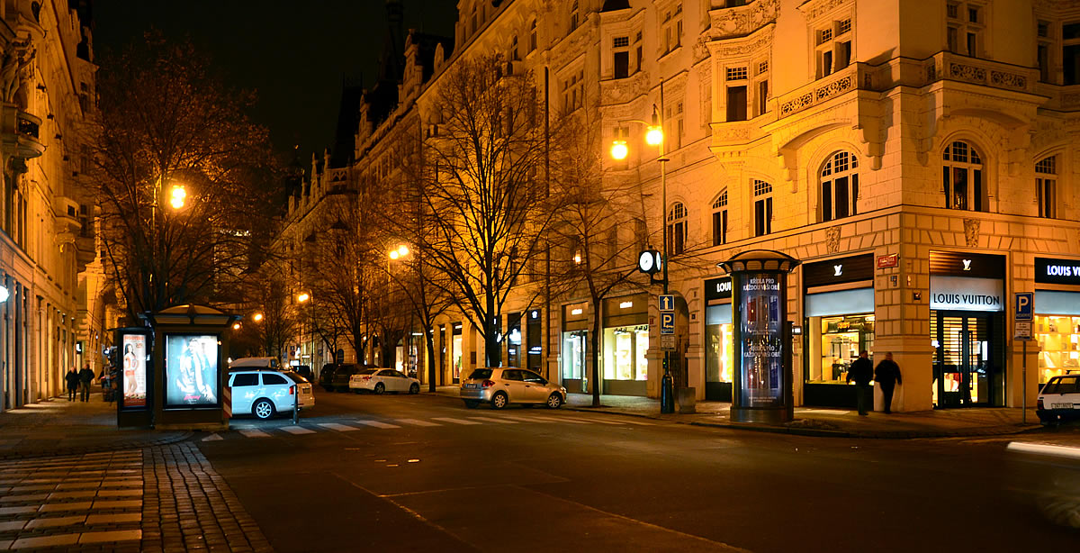 プラハ旧市街広場とパリ通り