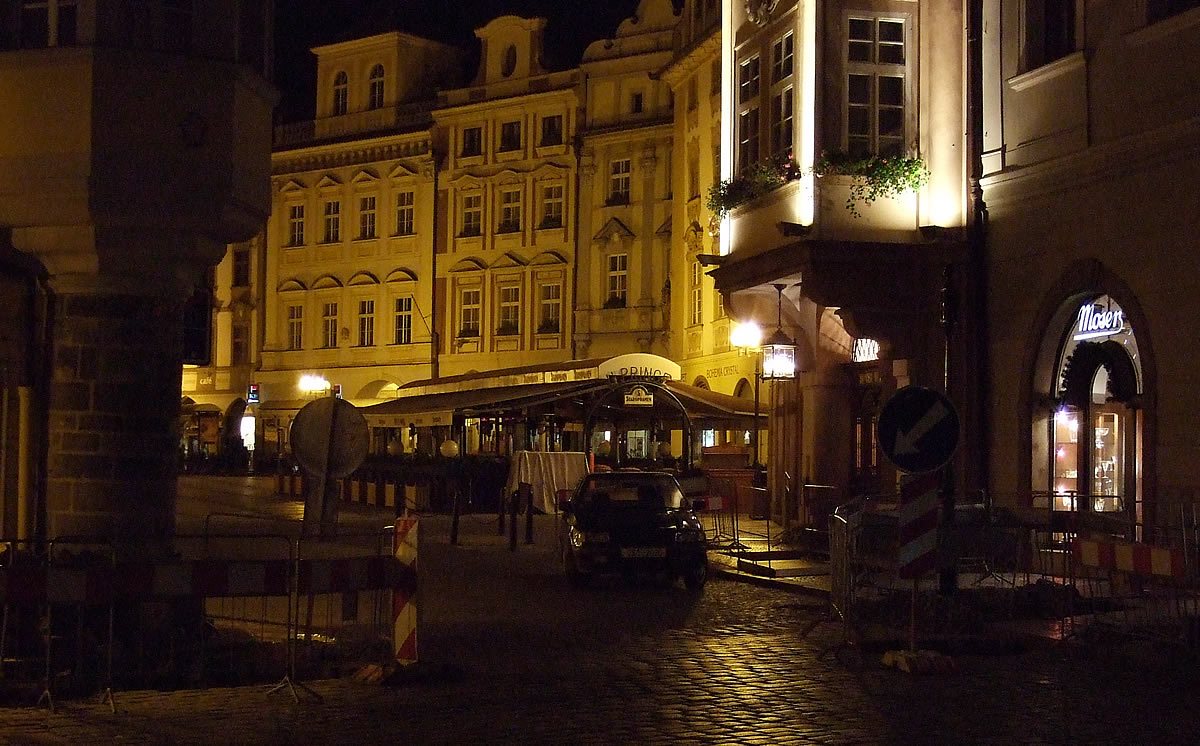 プラハ旧市街広場の石畳とガス灯