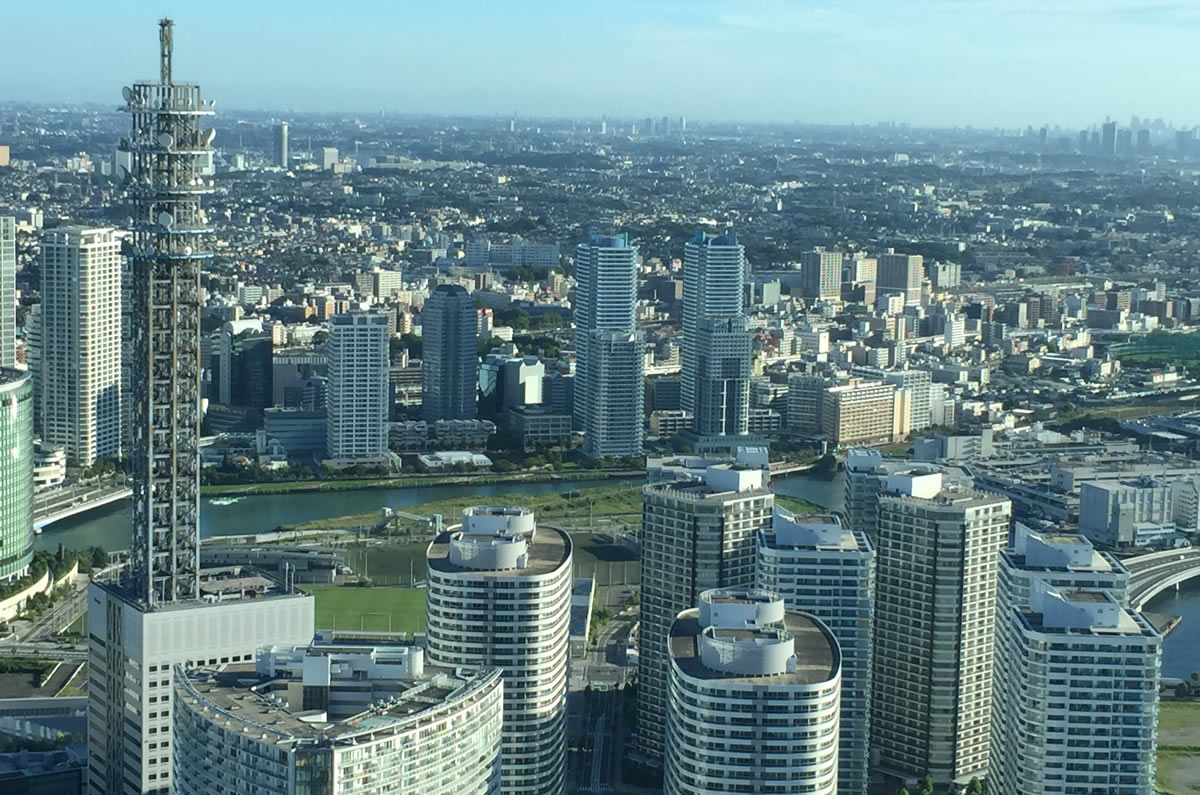 横浜ロイヤルパークホテルから見たザ・ヨコハマタワーズとポートサイド方面